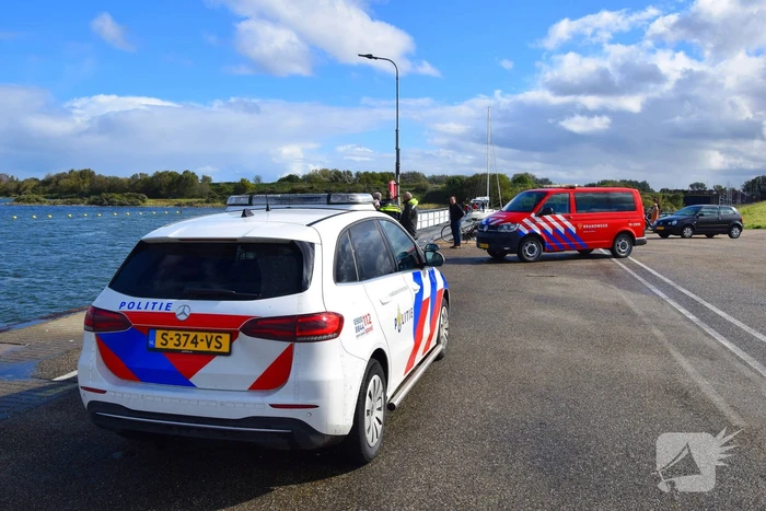 Personenauto te water door vergeten handrem