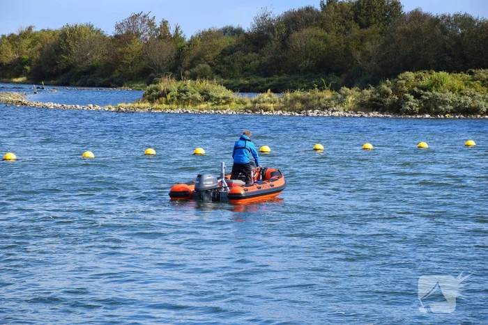 Personenauto te water door vergeten handrem