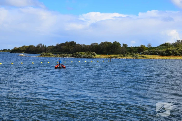 Personenauto te water door vergeten handrem