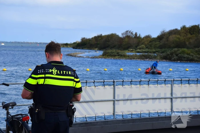 Personenauto te water door vergeten handrem