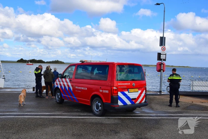 Personenauto te water door vergeten handrem