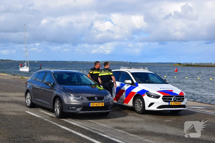 Personenauto te water door vergeten handrem