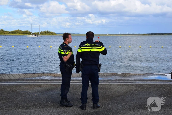Personenauto te water door vergeten handrem