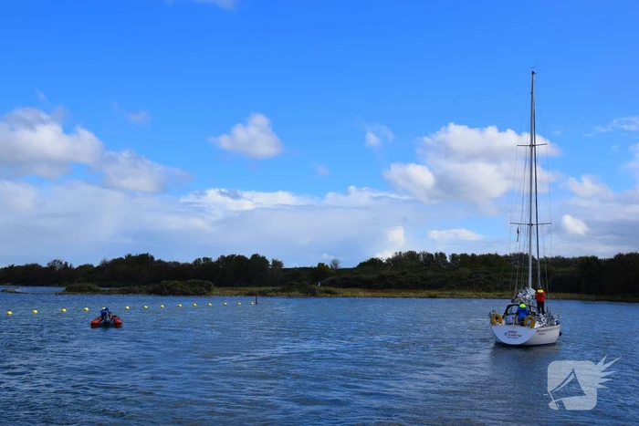 Personenauto te water door vergeten handrem