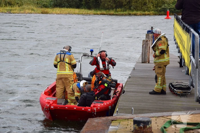 Personenauto te water door vergeten handrem