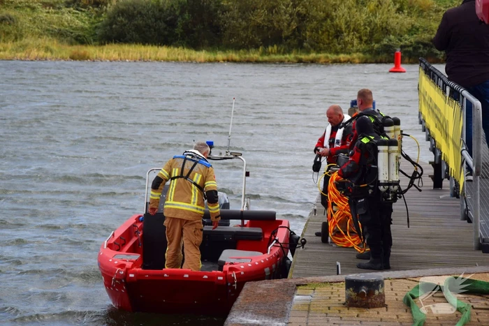 Personenauto te water door vergeten handrem