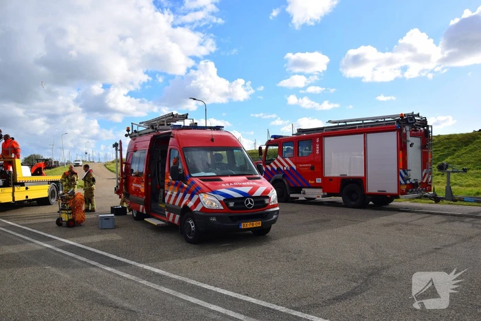 Personenauto te water door vergeten handrem