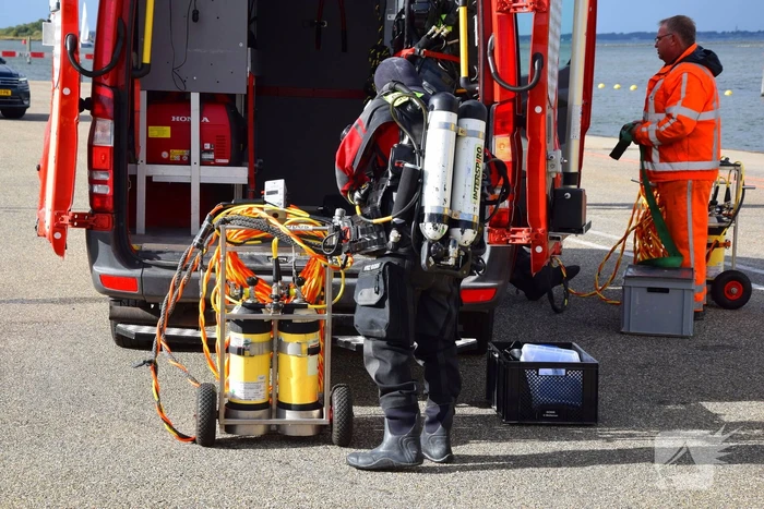 Personenauto te water door vergeten handrem