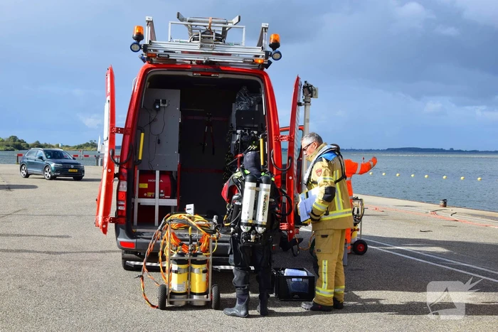 Personenauto te water door vergeten handrem