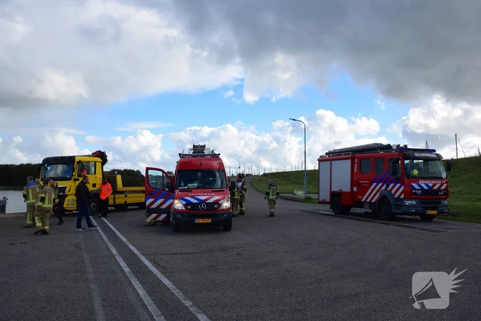 Personenauto te water door vergeten handrem