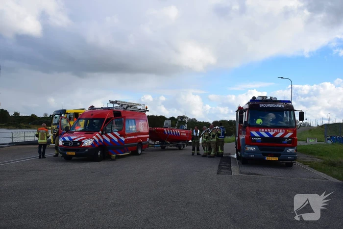 Personenauto te water door vergeten handrem