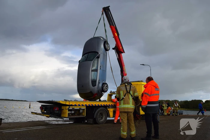 Personenauto te water door vergeten handrem