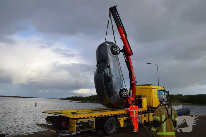 Personenauto te water door vergeten handrem
