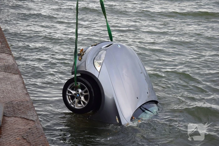 Personenauto te water door vergeten handrem