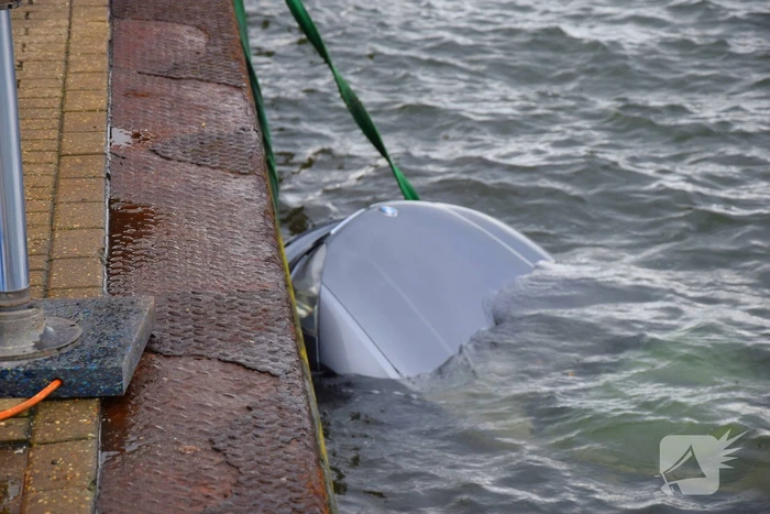 Personenauto te water door vergeten handrem