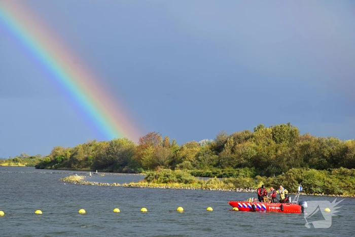 Personenauto te water door vergeten handrem