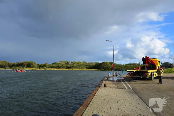 Personenauto te water door vergeten handrem