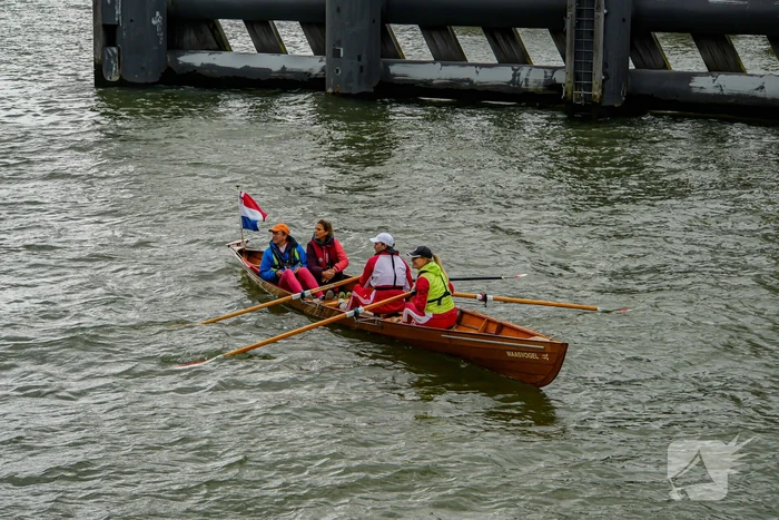 Watertaxi haalt te water geraakte personen uit water