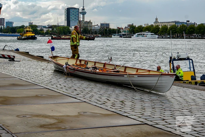 Watertaxi haalt te water geraakte personen uit water