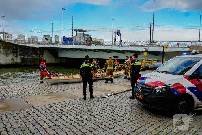 Watertaxi haalt te water geraakte personen uit water