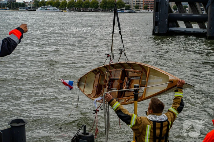Watertaxi haalt te water geraakte personen uit water