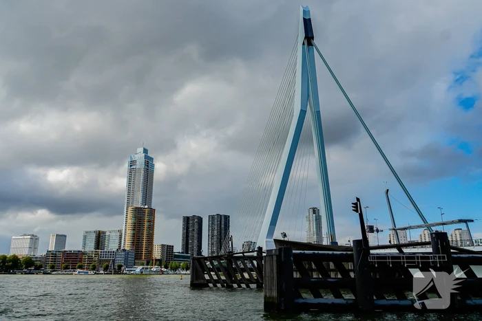 Watertaxi haalt te water geraakte personen uit water