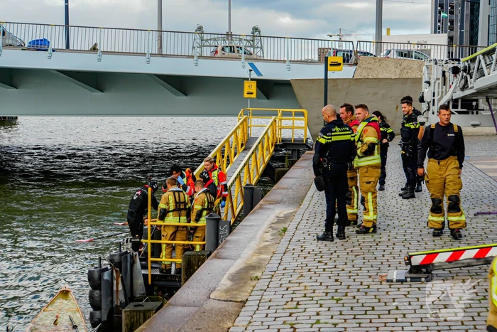 Watertaxi haalt te water geraakte personen uit water