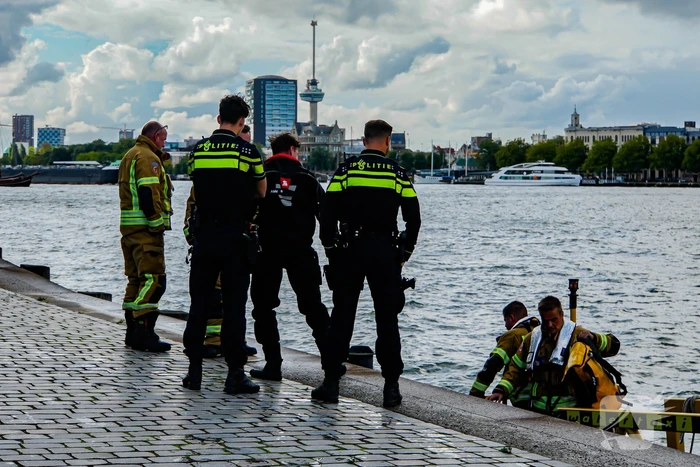Watertaxi haalt te water geraakte personen uit water