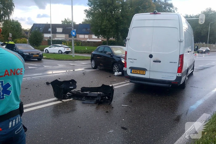 Schades na botsing tussen bezorger en automobilist
