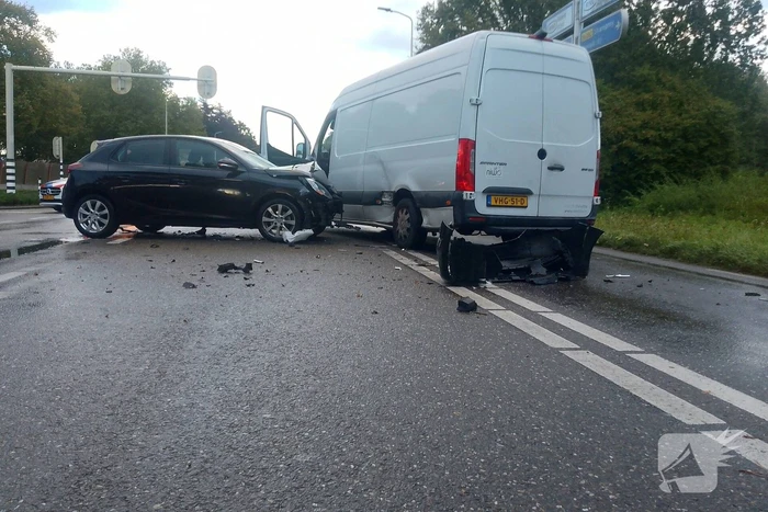 Schades na botsing tussen bezorger en automobilist