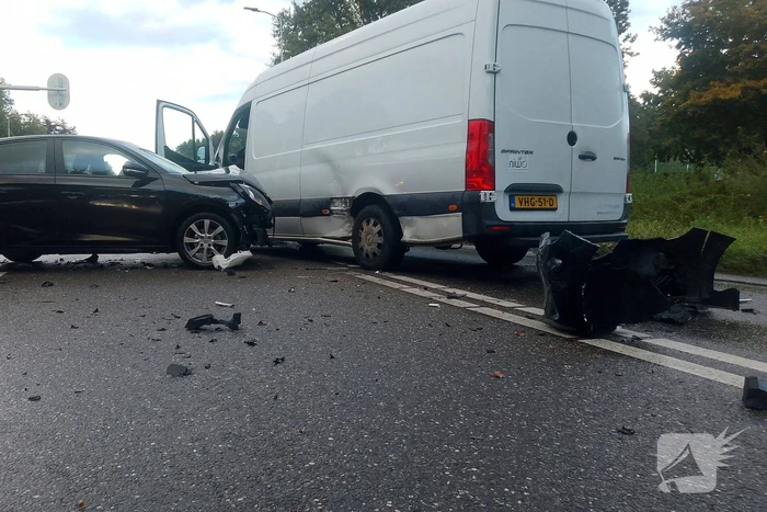 Schades na botsing tussen bezorger en automobilist