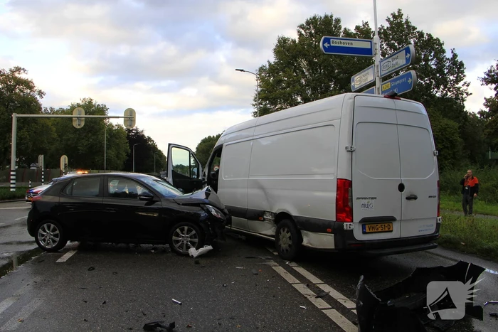 Schades na botsing tussen bezorger en automobilist