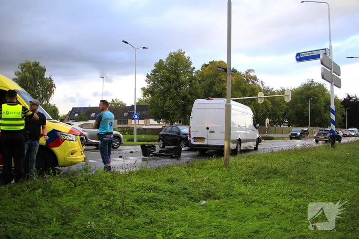 Schades na botsing tussen bezorger en automobilist