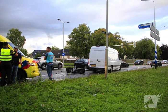 Schades na botsing tussen bezorger en automobilist