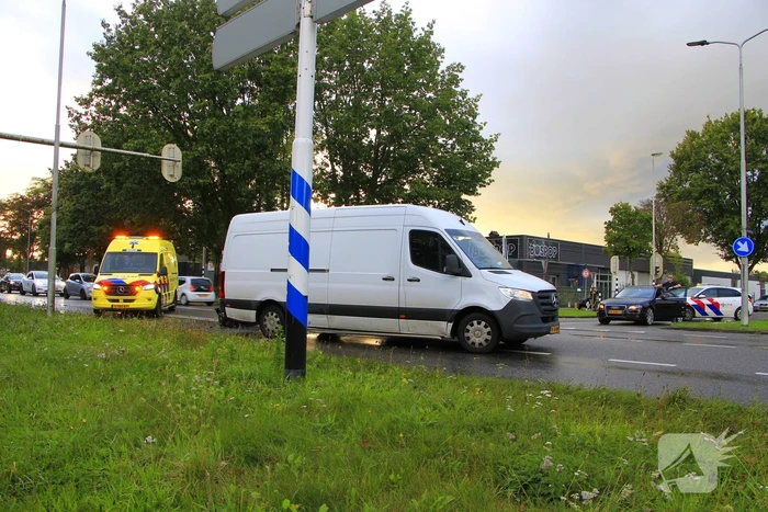 Schades na botsing tussen bezorger en automobilist