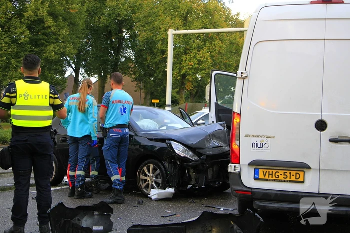 Schades na botsing tussen bezorger en automobilist