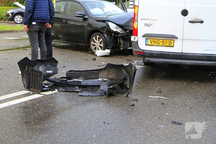 Schades na botsing tussen bezorger en automobilist