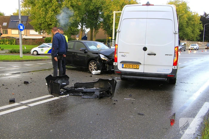 Schades na botsing tussen bezorger en automobilist
