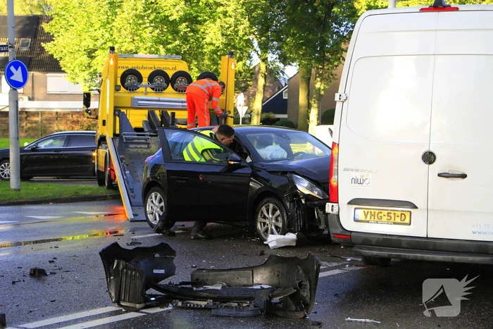 Schades na botsing tussen bezorger en automobilist