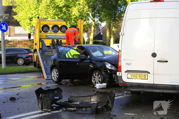 Schades na botsing tussen bezorger en automobilist