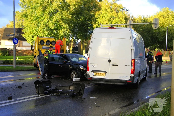 Schades na botsing tussen bezorger en automobilist