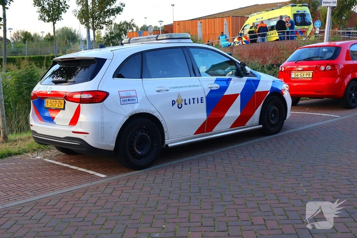 Bezorger op scooter en fietser in botsing