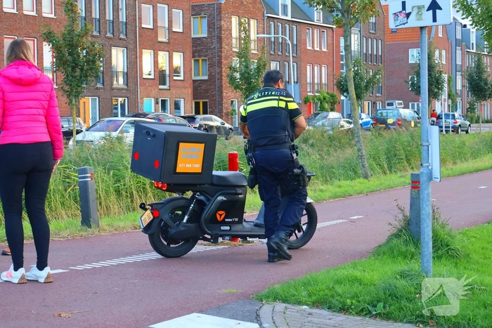 Bezorger op scooter en fietser in botsing