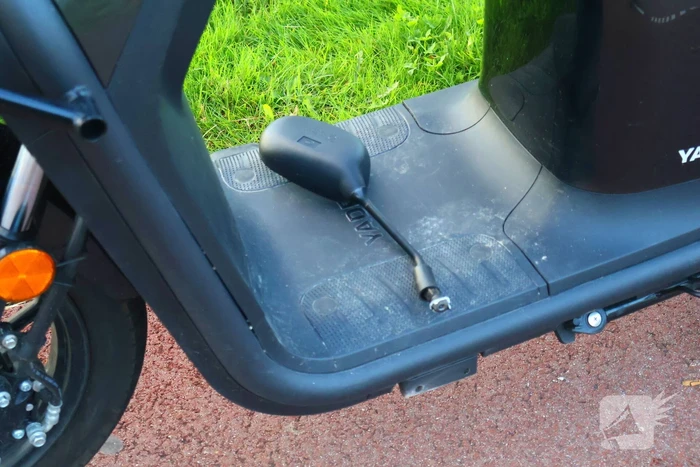 Bezorger op scooter en fietser in botsing