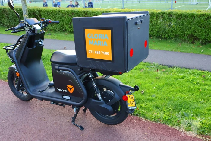 Bezorger op scooter en fietser in botsing