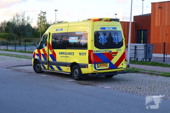 Bezorger op scooter en fietser in botsing