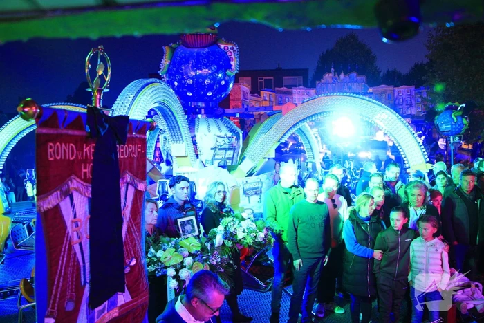 Twee minuten stilte op kermis wegens overlijden Hans van Tol