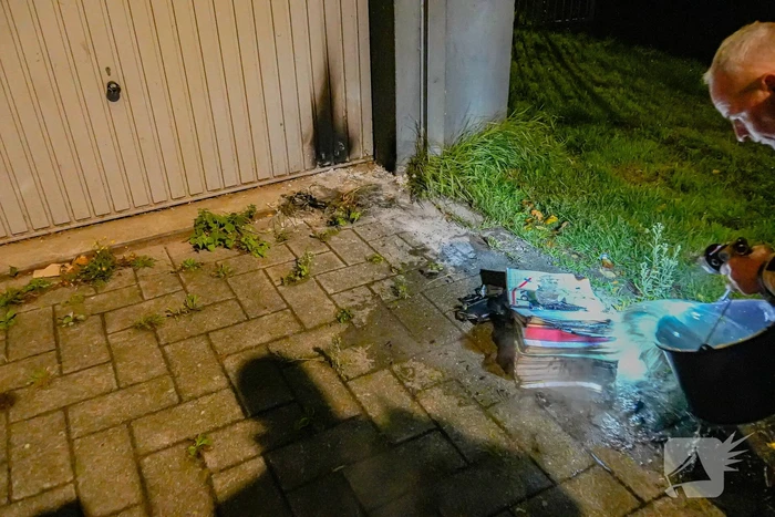 Schoolboeken in brand gestoken