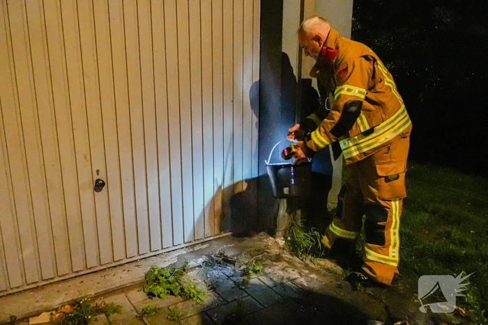 Schoolboeken in brand gestoken