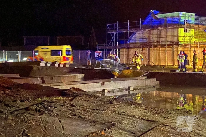 Oudere belandt in drijfzand op bouwplaats
